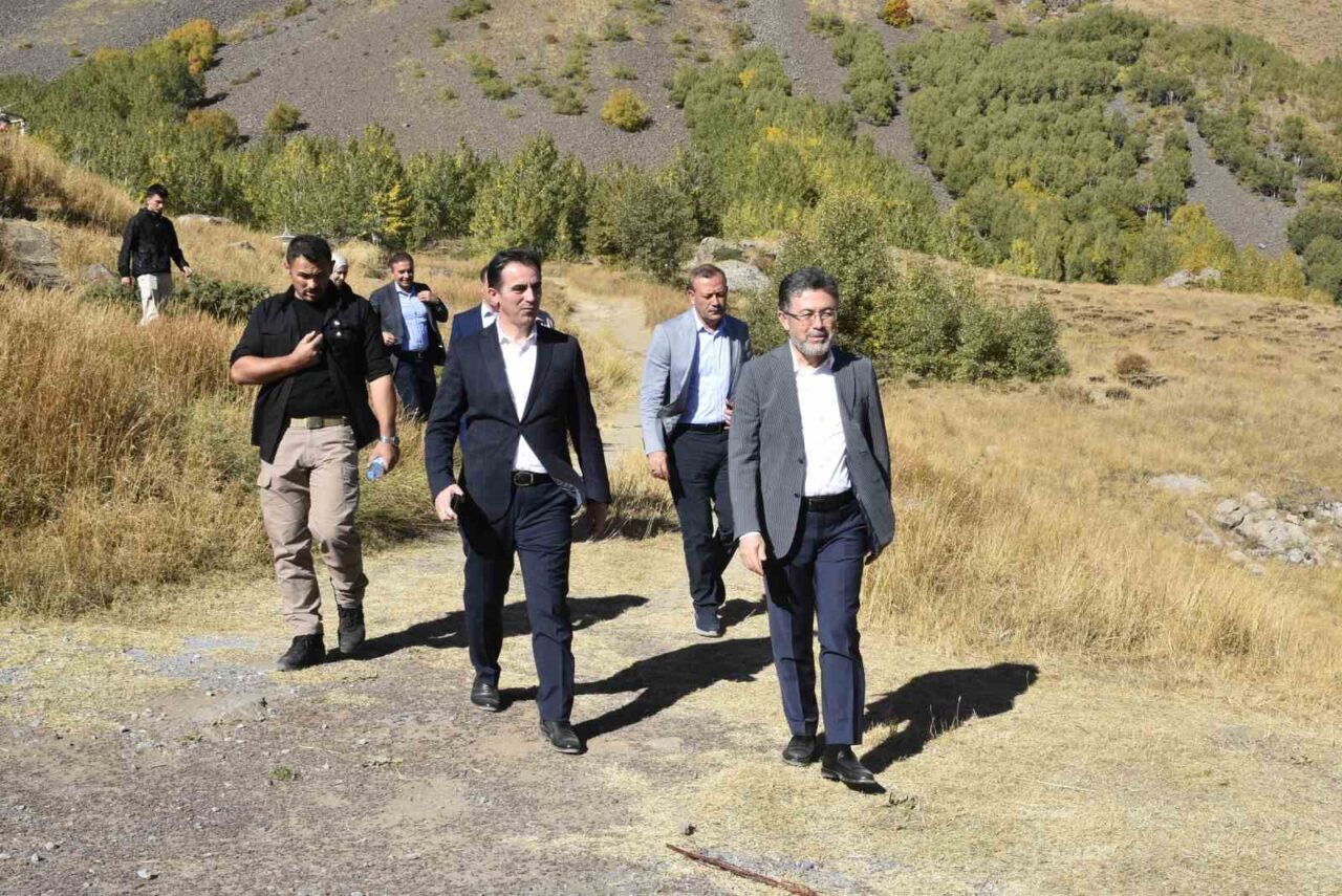 Tarım ve Orman Bakanı İbrahim Yumaklı, Bitlis'teki Nemrut Krater Gölü'nde