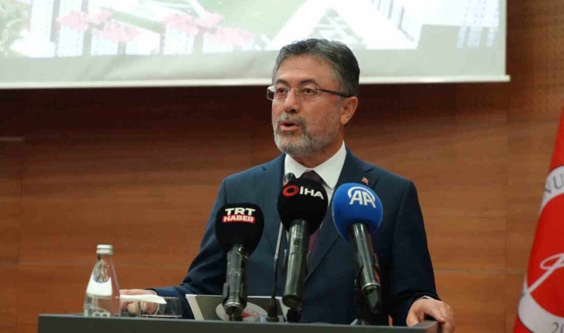 Bakan Yumaklı: Teknoloji, Tarımsal Üretimde Risklere Karşı Kalkan Olacak Tarım ve Orman Bakanı İbrahim Yumaklı, Kastamonu Üniversitesi'nde yaptığı konuşmada,