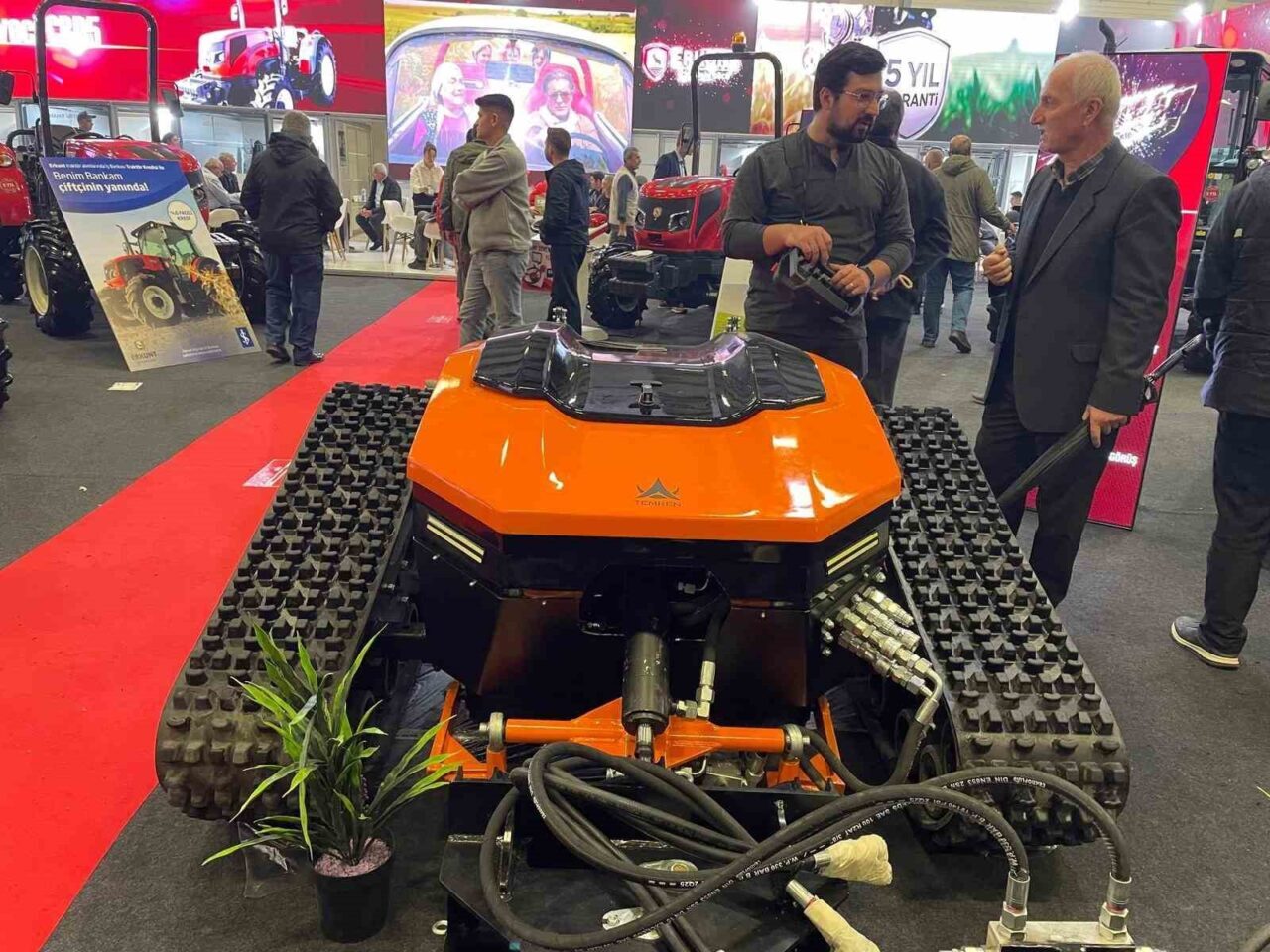 Türk mühendisler tarafından geliştirilen uzaktan kumandalı tarım makinesi, Bursa Tarım