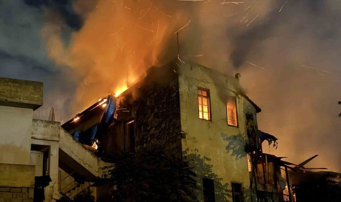 Tarsus’ta İş Yerinde Çıkan Yangın, İki Müstakil Binayı Küle Çevirerek Kontrol Altına Alındı Mersin'in Tarsus ilçesinde bir dükkanda çıkan yangın, çevresindeki iki müstakil
