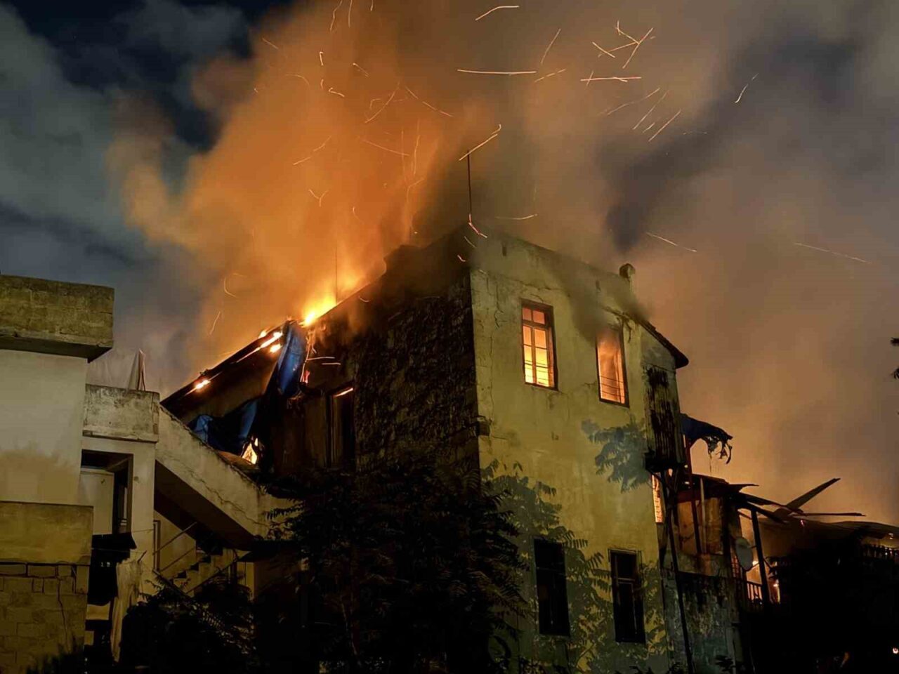 Mersin'in Tarsus ilçesinde bir dükkanda çıkan yangın, çevresindeki iki müstakil