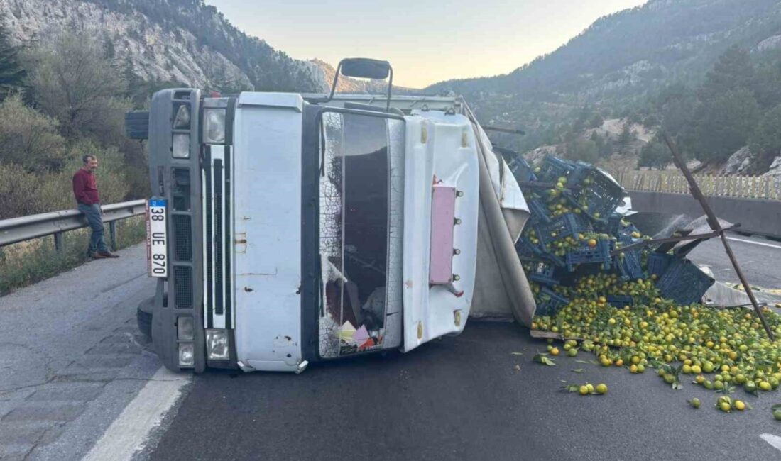 Mersin'in Tarsus ilçesinde bir kamyon, Tarsus-Pozantı otoyolunda devrildi. Narenciye yüklü