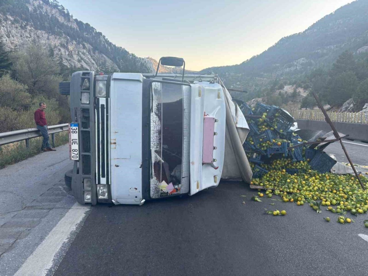 Mersin'in Tarsus ilçesinde bir kamyon, Tarsus-Pozantı otoyolunda devrildi. Narenciye yüklü