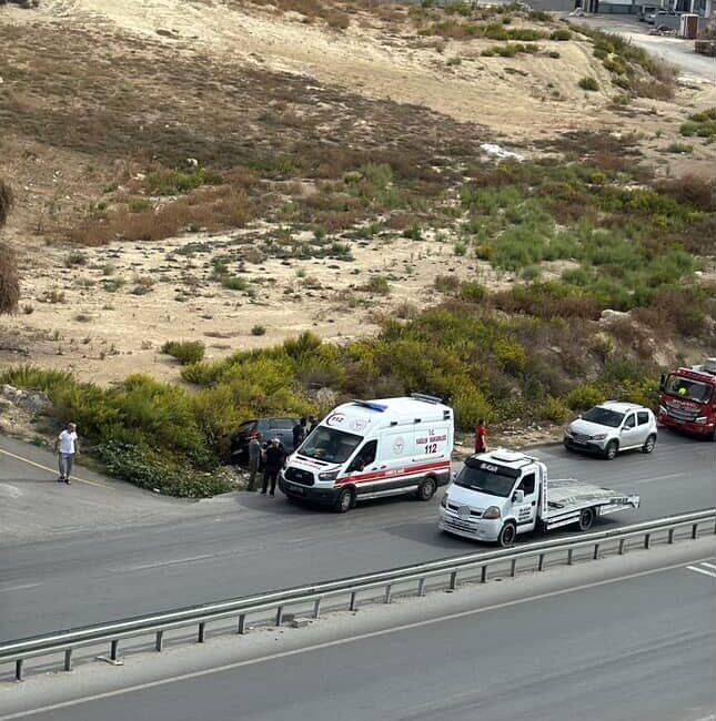 Mersin'in Tarsus ilçesinde 66 yaşındaki Sabit Fidanoğlu'nun kullandığı otomobil, direksiyon