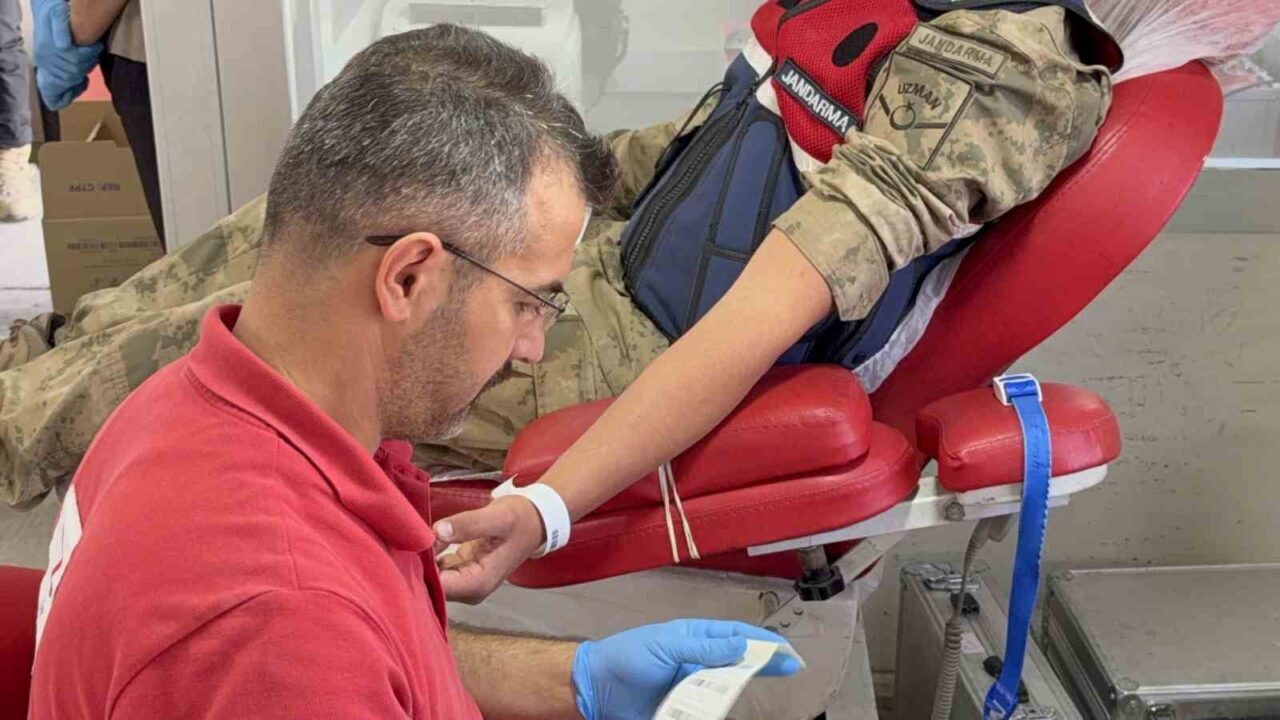 Tatvan İlçe Jandarma Komutanlığı personeli ve güvenlik korucuları, Kızılay’ın mobil