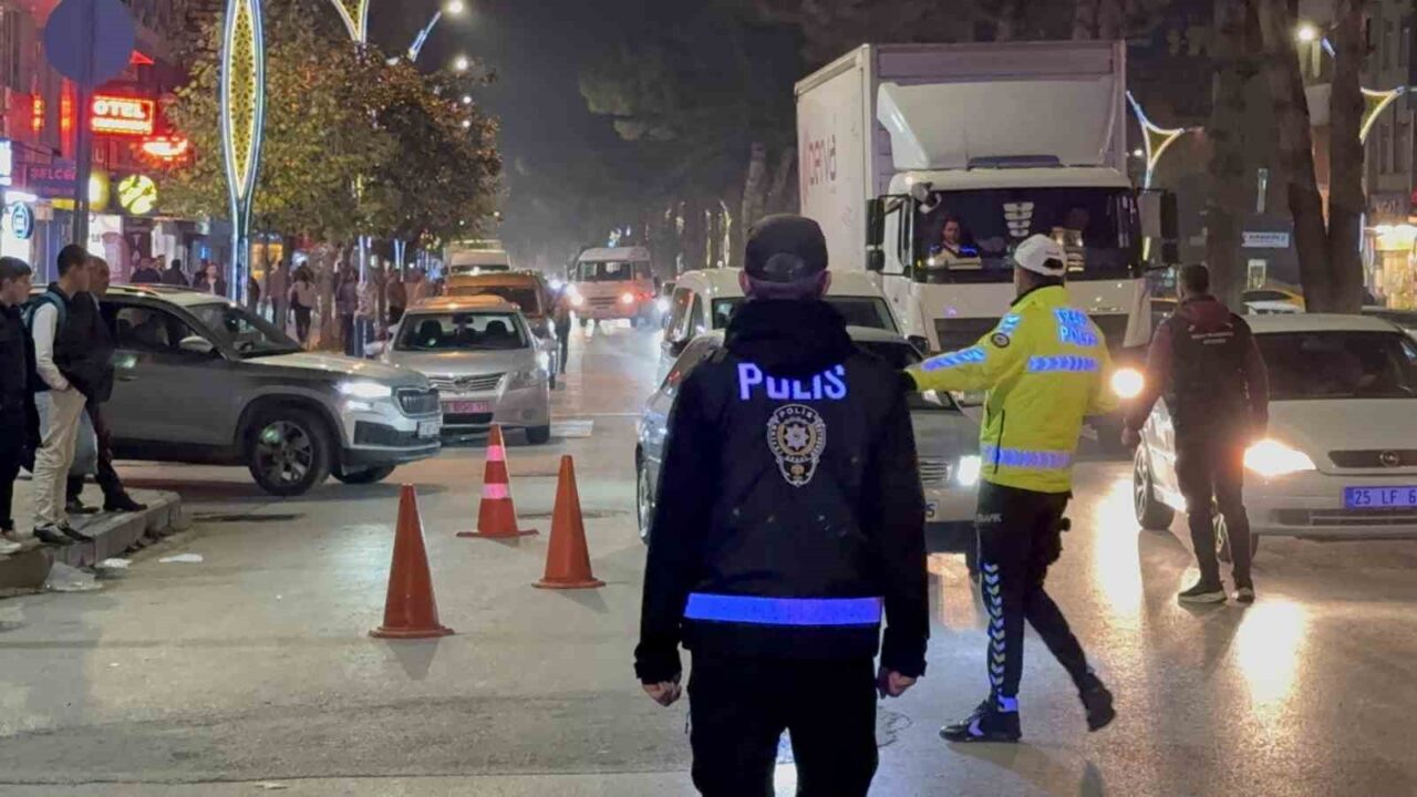 Tatvan Emniyet Müdürlüğü, akşam saatlerinde "Şok Aranan Şahıslar Uygulaması" düzenledi.