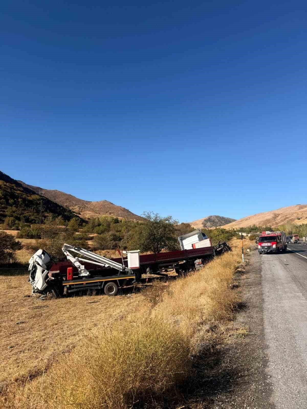 Bitlis'in Tatvan ilçesinde tır ve hafif ticari kamyonetin çarpması sonucu