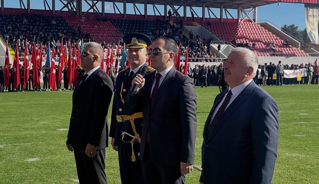 Kütahya'nın Tavşanlı İlçesi'nde 29 Ekim Cumhuriyet Bayramı, Ada Stadı'nda coşkulu