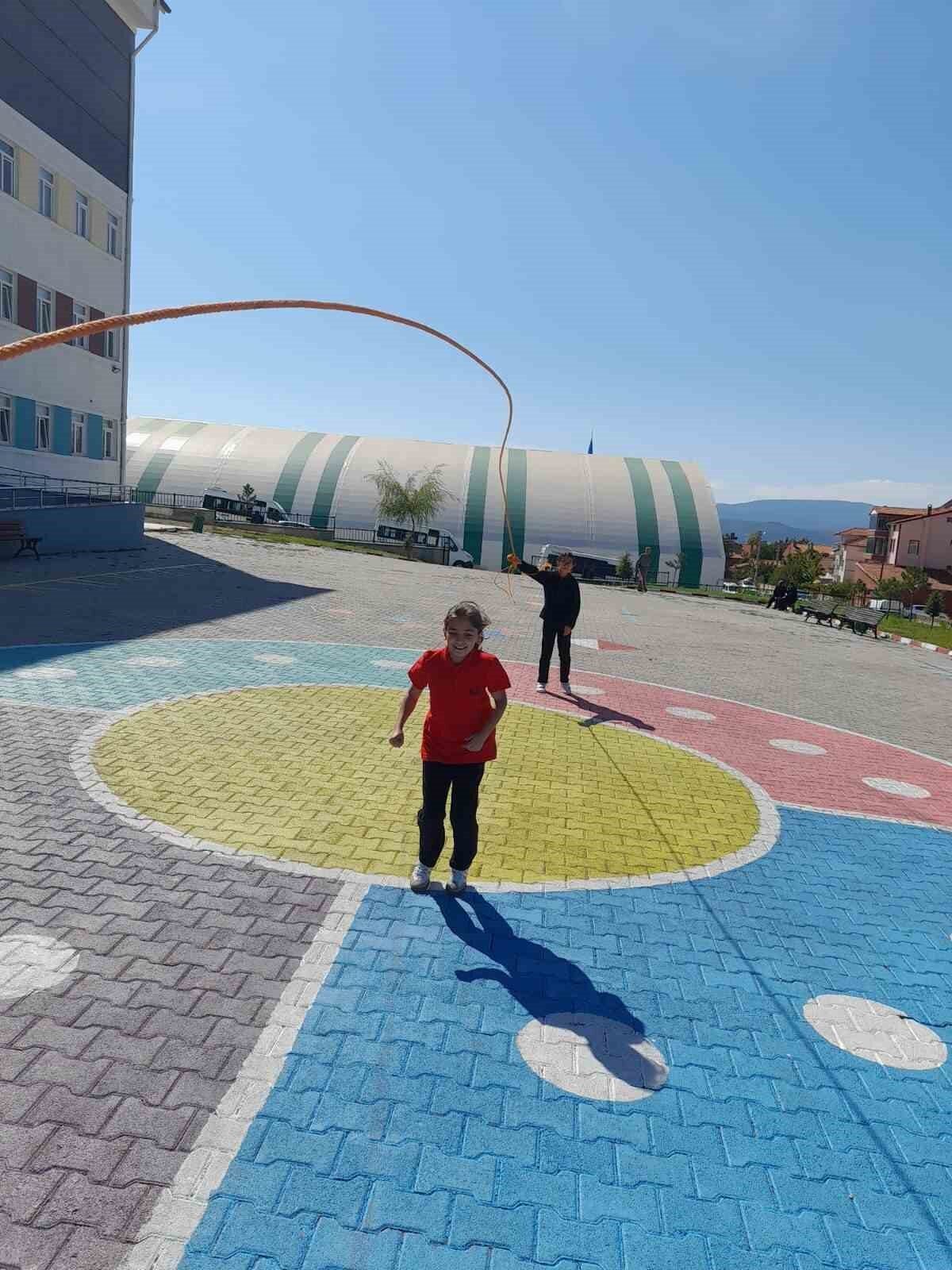 Kütahya'nın Tavşanlı ilçesindeki Bağlık Ortaokulu'nda 5. sınıf öğrencileri, Türkçe dersinde