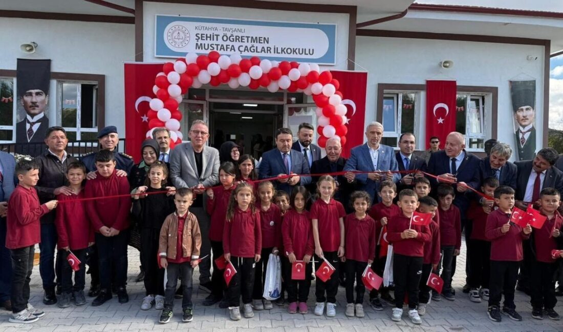 Kütahya'nın Tavşanlı ilçesinde, Şehit Öğretmen Mustafa Çağlar İlkokulu törenle açıldı.