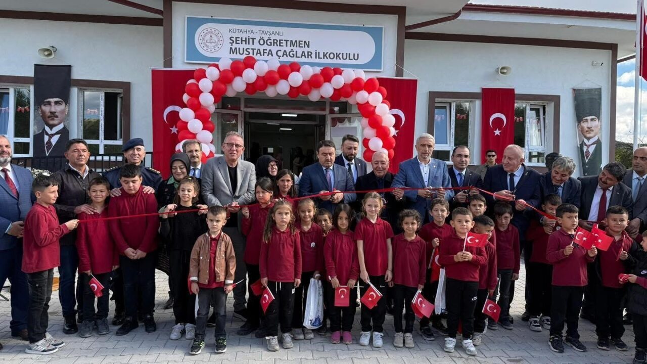 Kütahya'nın Tavşanlı ilçesinde, Şehit Öğretmen Mustafa Çağlar İlkokulu törenle açıldı.