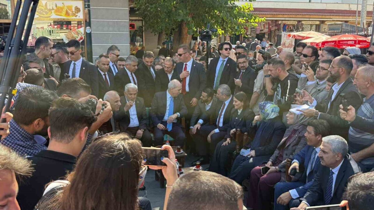 TBMM Başkanı Numan Kurtulmuş, Diyarbakır'daki Ulu Cami'de cuma namazını kıldıktan