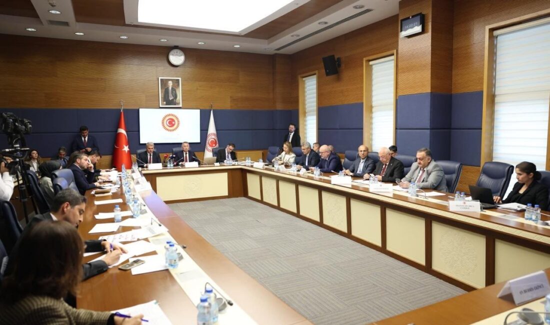 Fuat Oktay: “SDG’nin Suriye ile entegrasyonu acil olarak sağlanmalıdır” TBMM Dışişleri Komisyonu Başkanı Fuat Oktay, Gazze’deki saldırıların insanlığa karşı