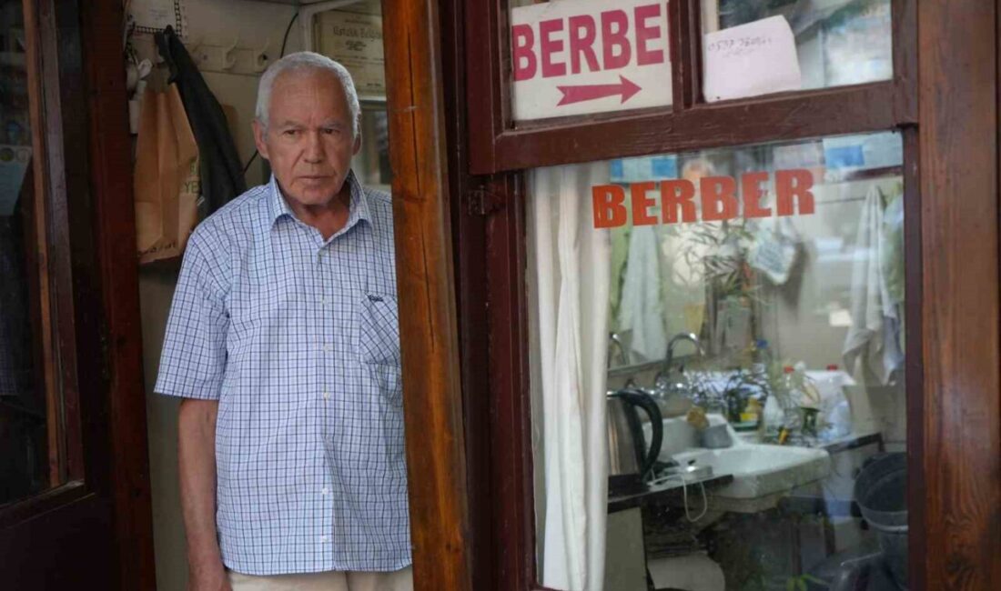 Antalya'nın Zincirli Hanı'ndaki 5 metrekarelik kulübede 45 yıldır berberlik yapan