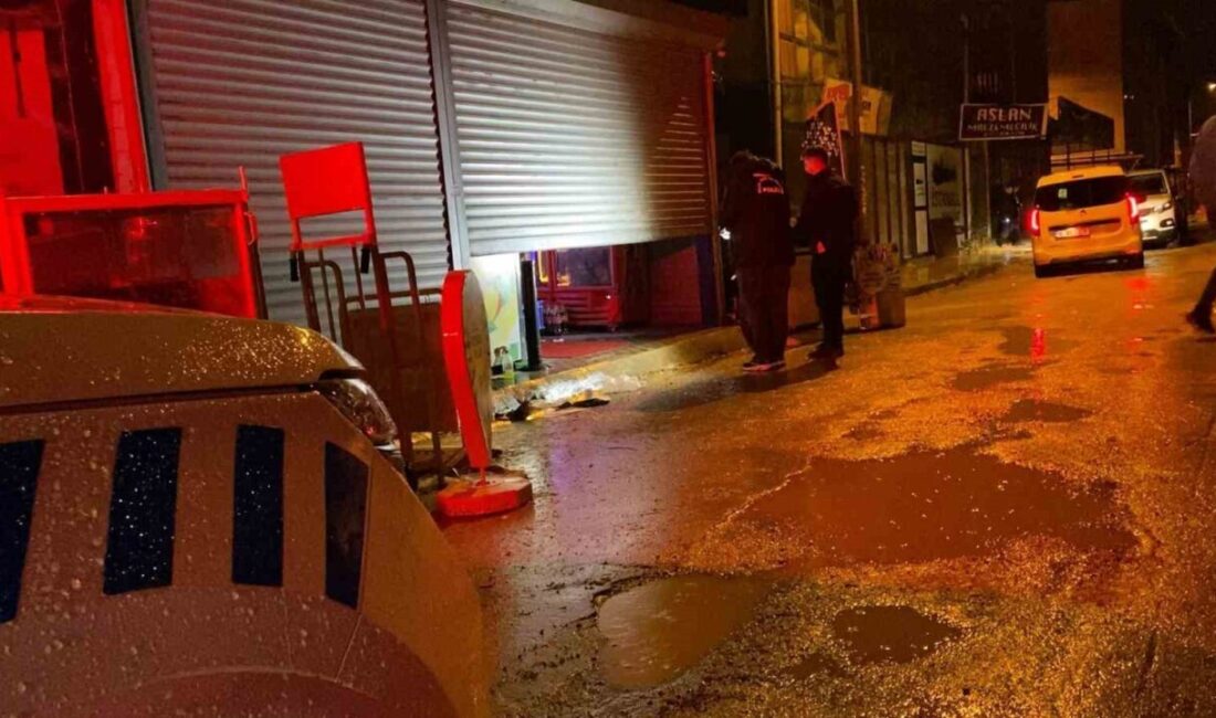 İnegöl’de bir tekel bayisine silahlı saldırı gerçekleştirildi, saldırgan kayıplara karıştı. Bursa'nın İnegöl ilçesinde bir tekel bayisine saat 23.30'da kimliği belirsiz