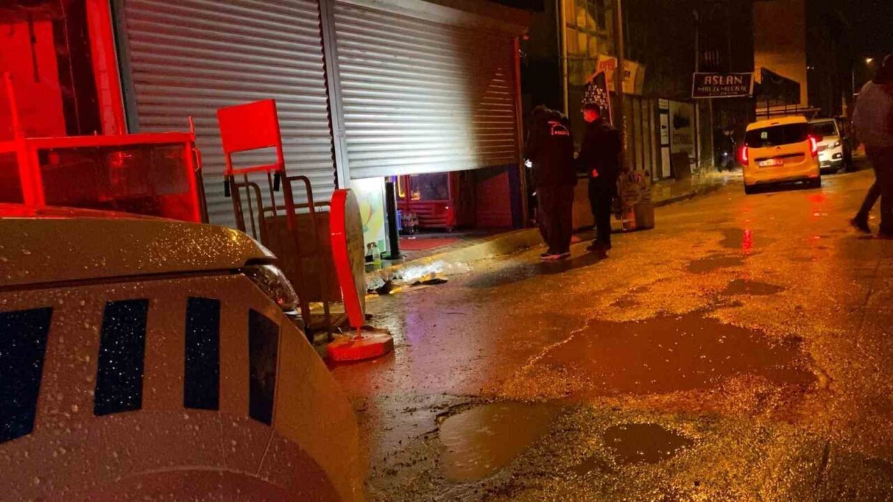 Bursa'nın İnegöl ilçesinde bir tekel bayisine saat 23.30'da kimliği belirsiz