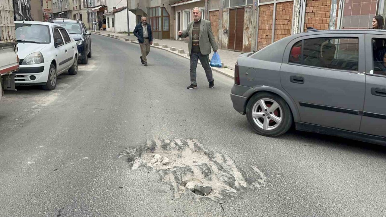 Tekirdağ Çorlu’da, yol ortasındaki çukura düşen 22 yaşındaki Y.E.K. motosikletli