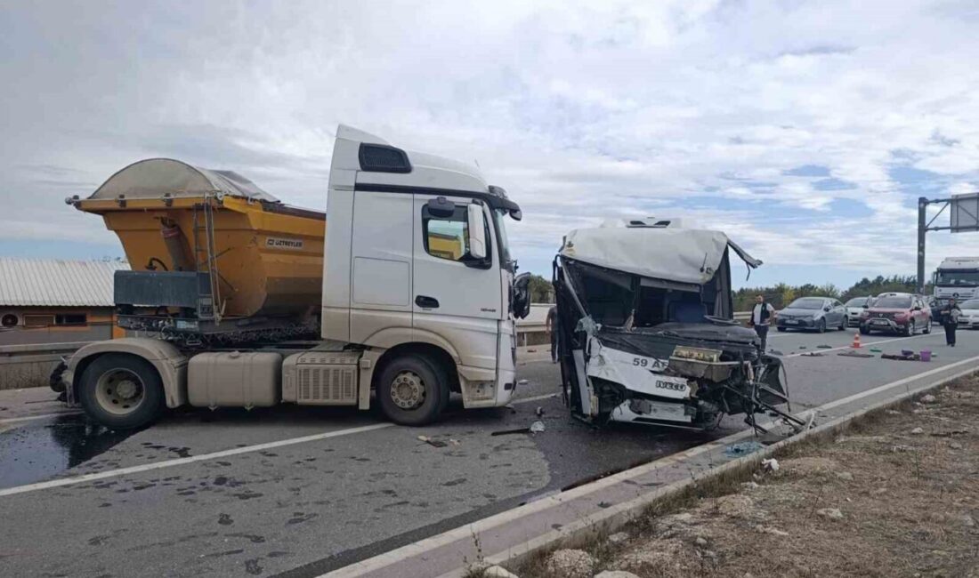 Tekirdağ'ın Saray ilçesinde minibüs ile tırın çarpıştığı kazada, minibüs sürücüsü