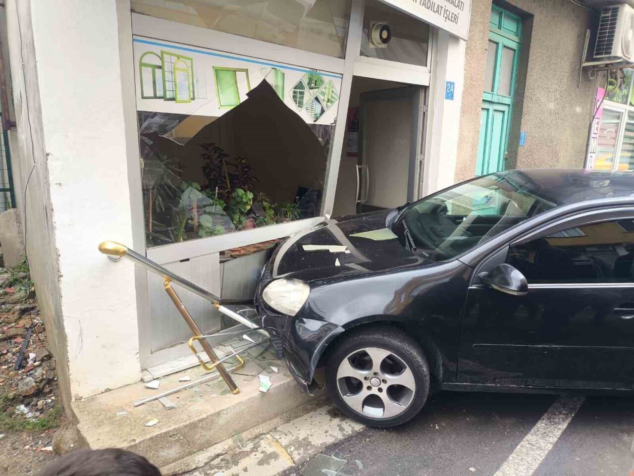 Tekirdağ'ın Muratlı ilçesinde H.S. yönetimindeki otomobil, direksiyon hakimiyetinin kaybolması sonucu