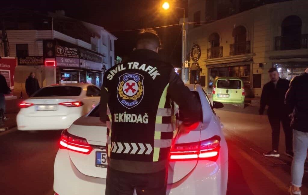 Tekirdağ'ın Süleymanpaşa ilçesinde gece saatlerinde yapılan trafik denetiminde bir sürücü,