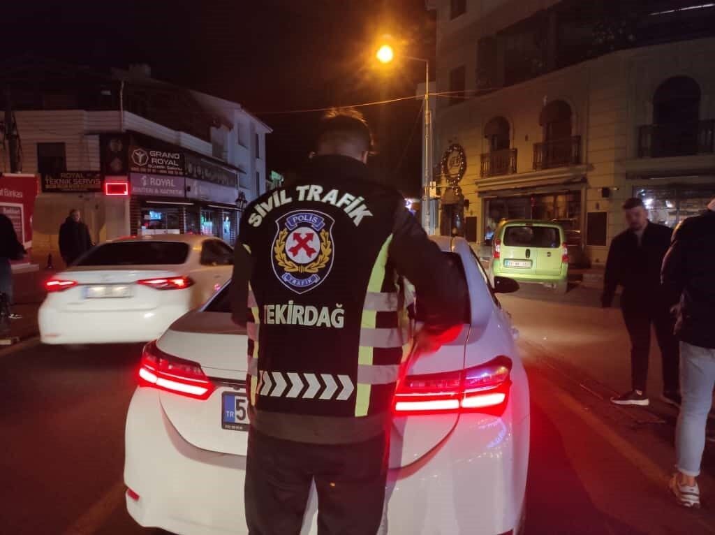Tekirdağ'ın Süleymanpaşa ilçesinde gece saatlerinde yapılan trafik denetiminde bir sürücü,