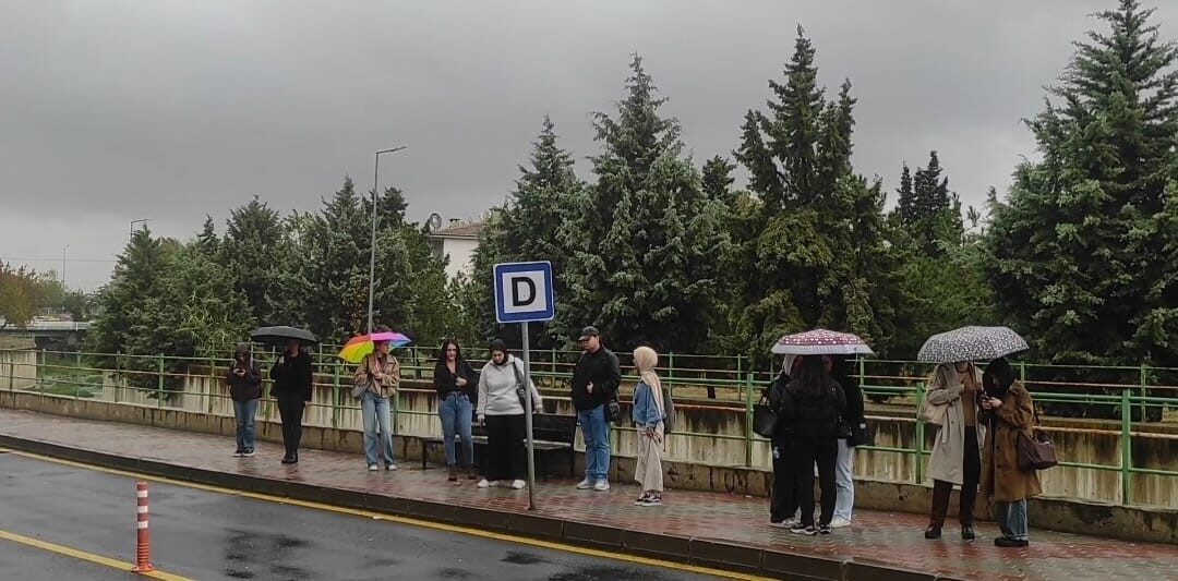 Tekirdağ'ın Süleymanpaşa ilçesindeki Cumhuriyet Mahallesi'nde otobüs durak eksikliği, vatandaşları zor