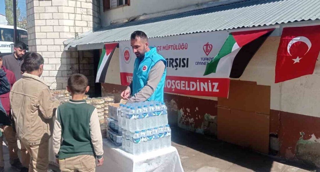 Tekman’da Gazze İçin Hayır Çarşısı Düzenlendi Erzurum'un Tekman ilçesinde, Müftü Ömer Aydın'ın girişimiyle düzenlenen hayır çarşısında