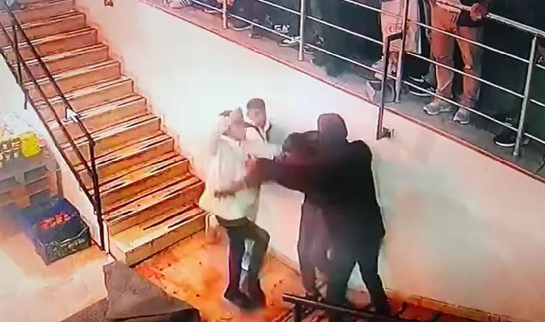 Esenyurt’ta Market Önünde Yaşanan Kavga, 1 Kişinin Dövülmesiyle Sonuçlandı İstanbul Esenyurt'ta bir market önünde gerçekleşen kavga sırasında üç kişi,