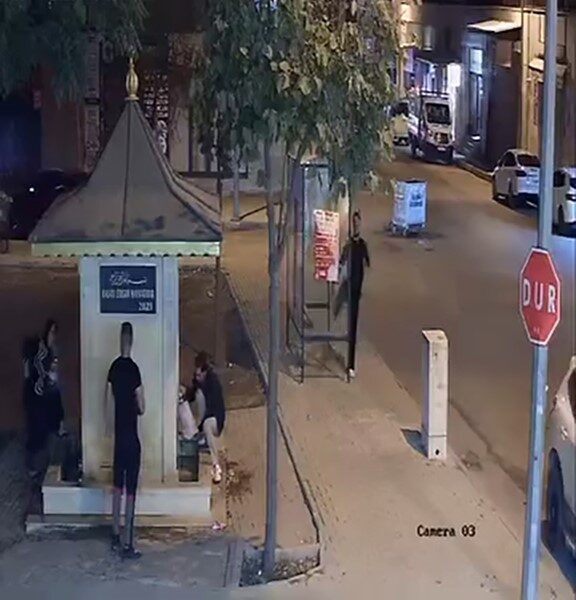 Elazığ'ın Mustafapaşa Mahallesi'nde bir kişi, otobüs durağının camına tekme atarak
