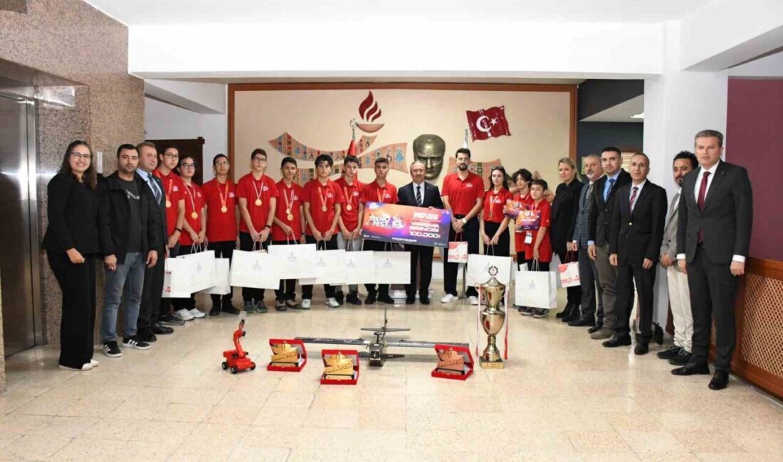 TEKNOFEST İstanbul’da Eskişehirli Öğrencilerden Önemli Başarılar ve İl Müdürü Aydın’a Ziyaret Eskişehirli öğrenciler, İstanbul'daki TEKNOFEST'te önemli başarılar elde ederek İl Milli