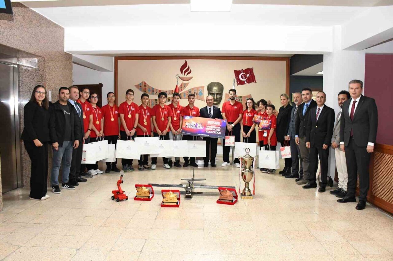 Eskişehirli öğrenciler, İstanbul'daki TEKNOFEST'te önemli başarılar elde ederek İl Milli