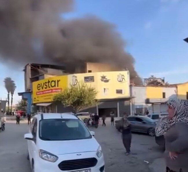 Adana'nın Yüreğir ilçesindeki bir tekstil atölyesinde çıkan yangın, itfaiye ekipleri