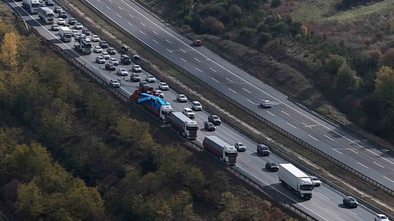 Bolu'da TEM Otoyolu'nda bir tırın bariyerlere çarpması sonucu başka bir