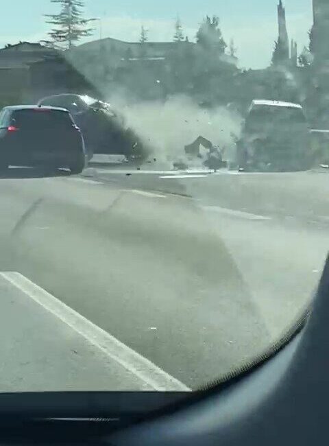 Kocaeli TEM Otoyolu’nda Sıkıştırılan Aileyle İlgili Tehlikeli Trafik Kazası Kameralara Yansıdı Kocaeli TEM Otoyolu’nda tehlikeli sürüş yapan bir sürücü, içinde bebek