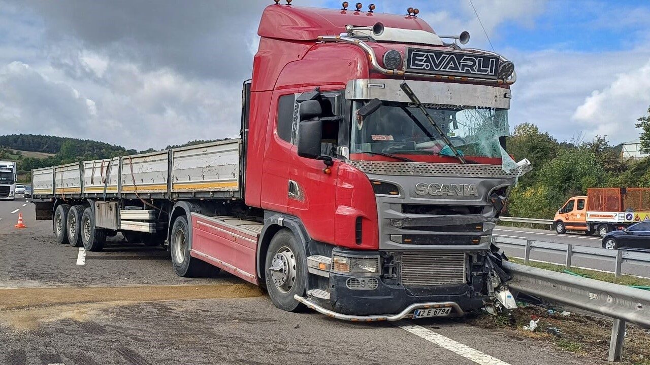Bolu Batı Gişeleri'nde Uğur V. yönetimindeki bir tırın direksiyon hakimiyetini
