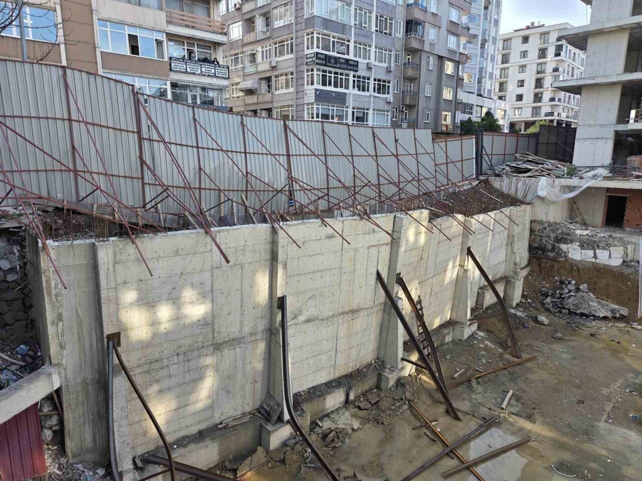 Samsun’da İnşaat Temel Kazısında Kaldırım Çöktü, Trafik Durduruldu