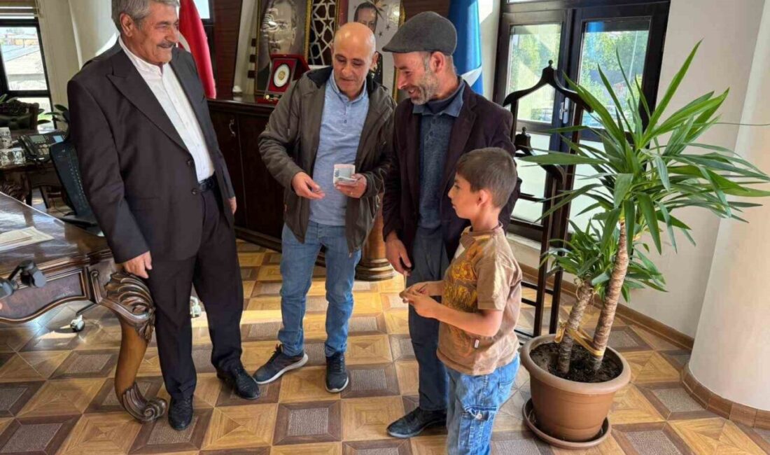Ağrı'nın Patnos ilçesinde temizlik işçisi Mahsun Çengir, bulduğu cüzdanı Belediye