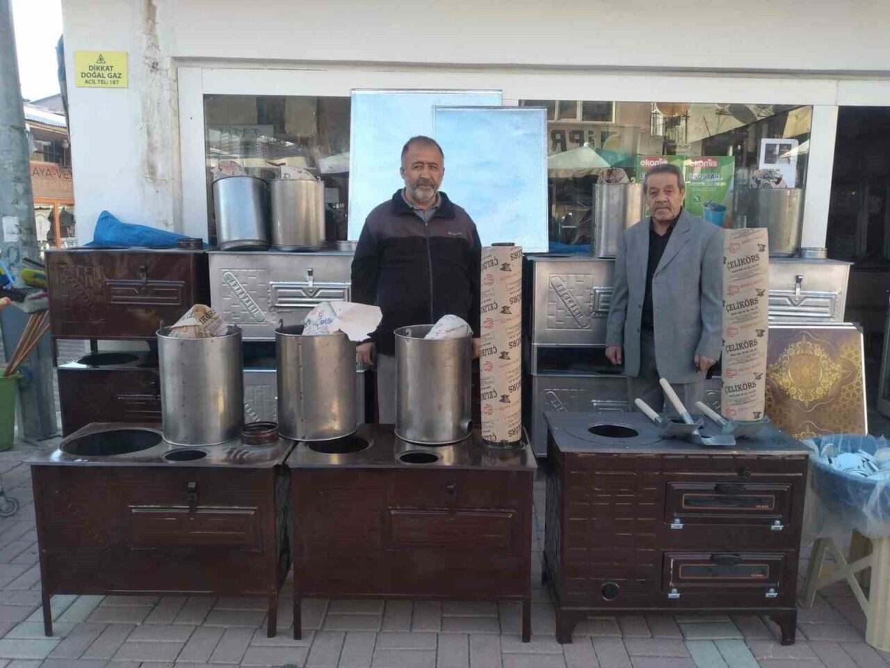 Erzincan’ın Tercan ilçesinde kış mevsiminde ısınma amacıyla çeşitli soba modelleri