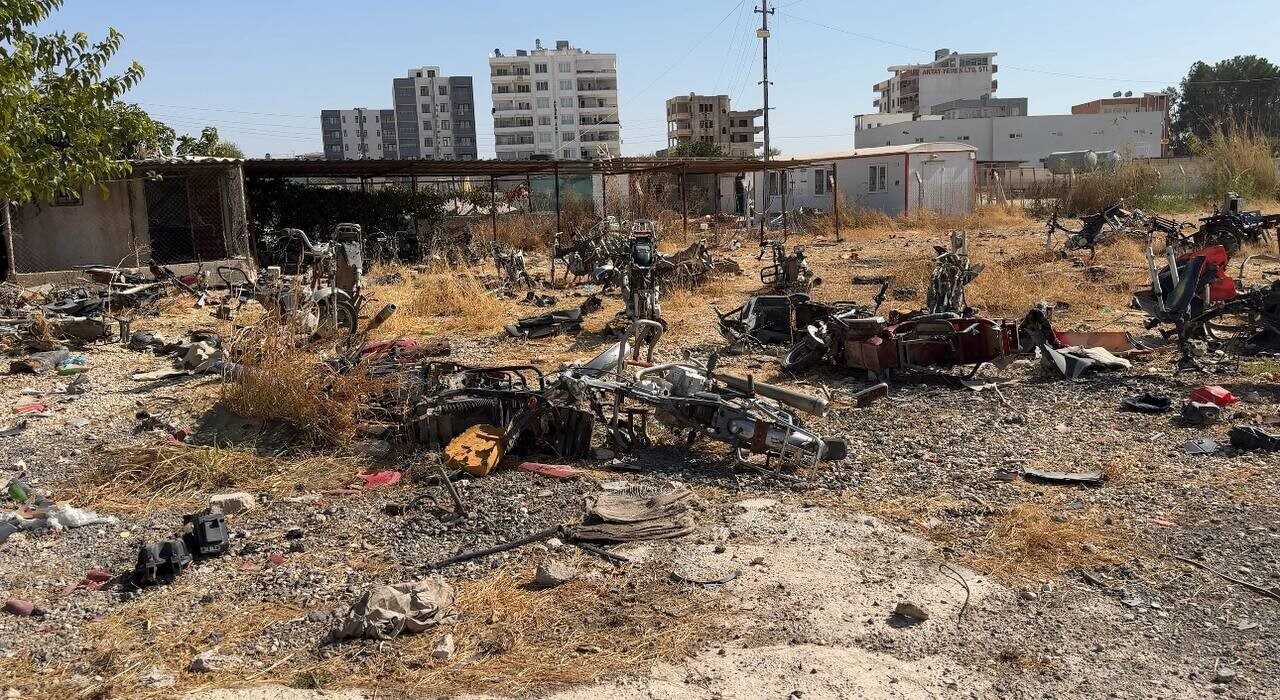 Suruç'taki yediemin parkı, 3 yıldır sahipsiz kalınca araç parçaları yağmalandı.