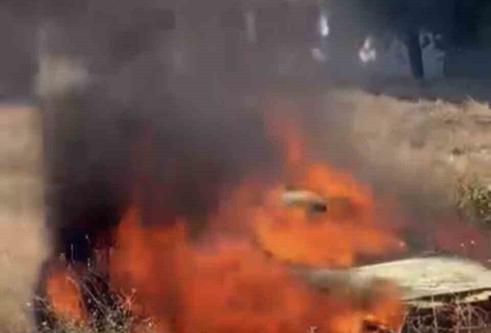 Bursa’da Boş Arsada Park Halindeki Otomobil Yangın Çıkarak Mahvoldu Bursa'nın Osmangazi ilçesinde boş bir arsada park halindeki otomobil, bilinmeyen