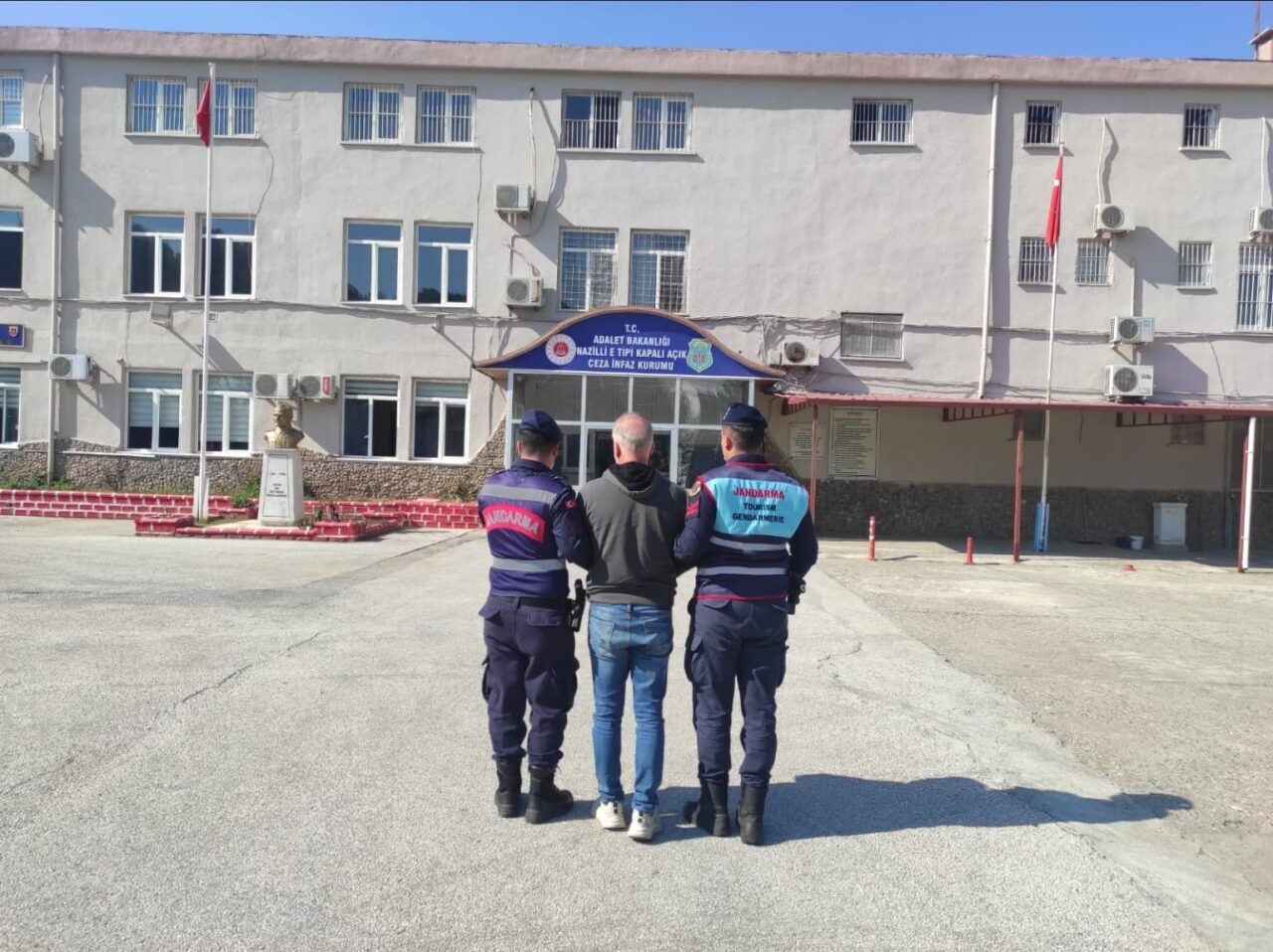 Aydın'ın Nazilli ilçesinde, terör suçlarından aranan ve 7 yıl 6