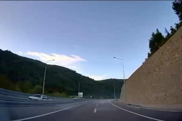 Bursa'nın Doğancı Tüneli'nden çıkan Tofaş Şahin'in sürücüsü, ters yöne girerek