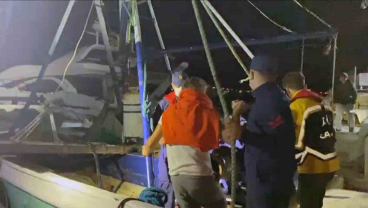 Bodrum açıklarında bir ticari yatında rahatsızlanan bir vatandaşa acil tıbbi