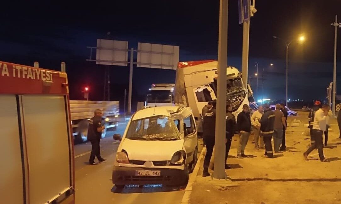 Karapınar’da Tır ile Hafif Ticari Araç Çarpıştı, 2 Kişi Yaralandı Konya’nın Karapınar ilçesinde Organize Sanayi Kavşağı’nda bir tır ile hafif