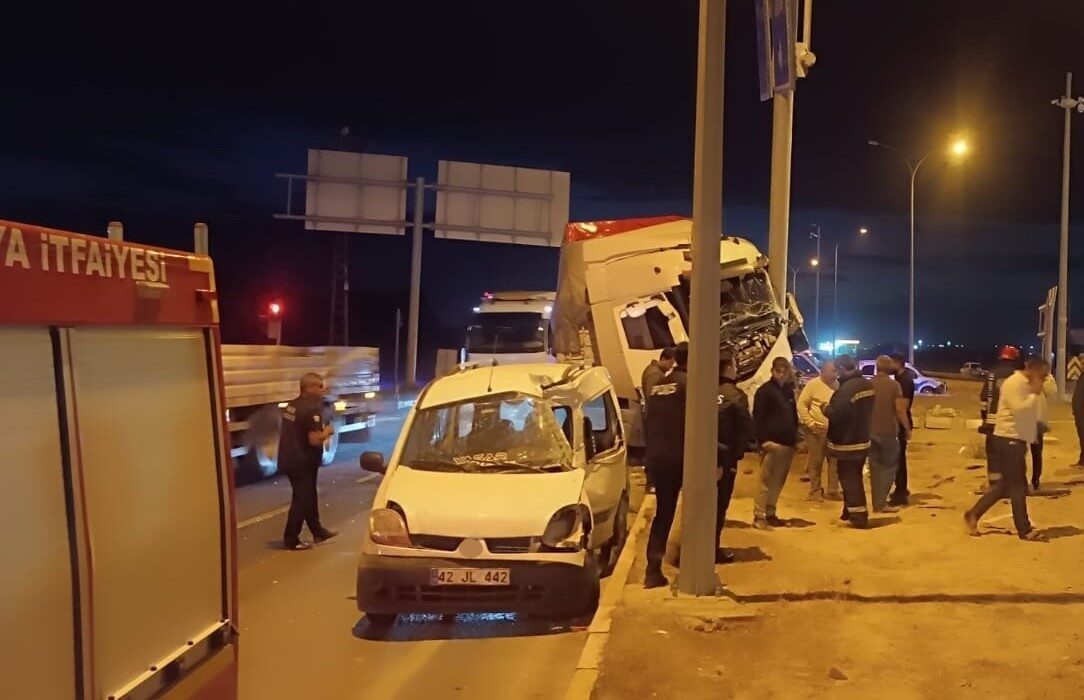 Konya’nın Karapınar ilçesinde Organize Sanayi Kavşağı’nda bir tır ile hafif