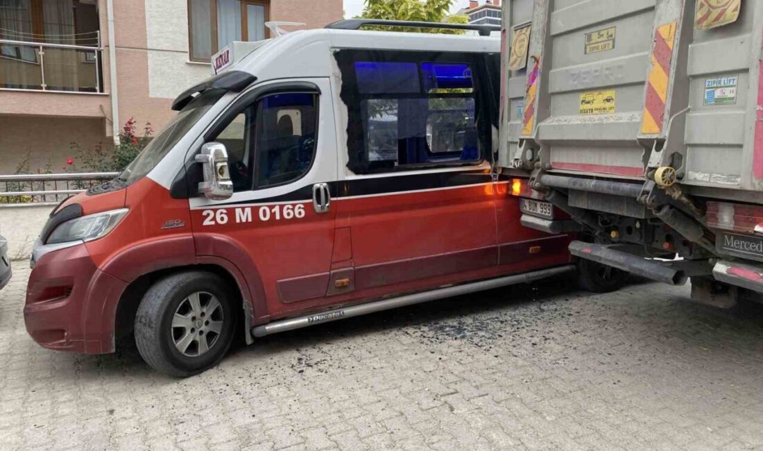 Eskişehir'de minibüs ile tırın çarpıştığı kazada maddi hasar meydana geldi.