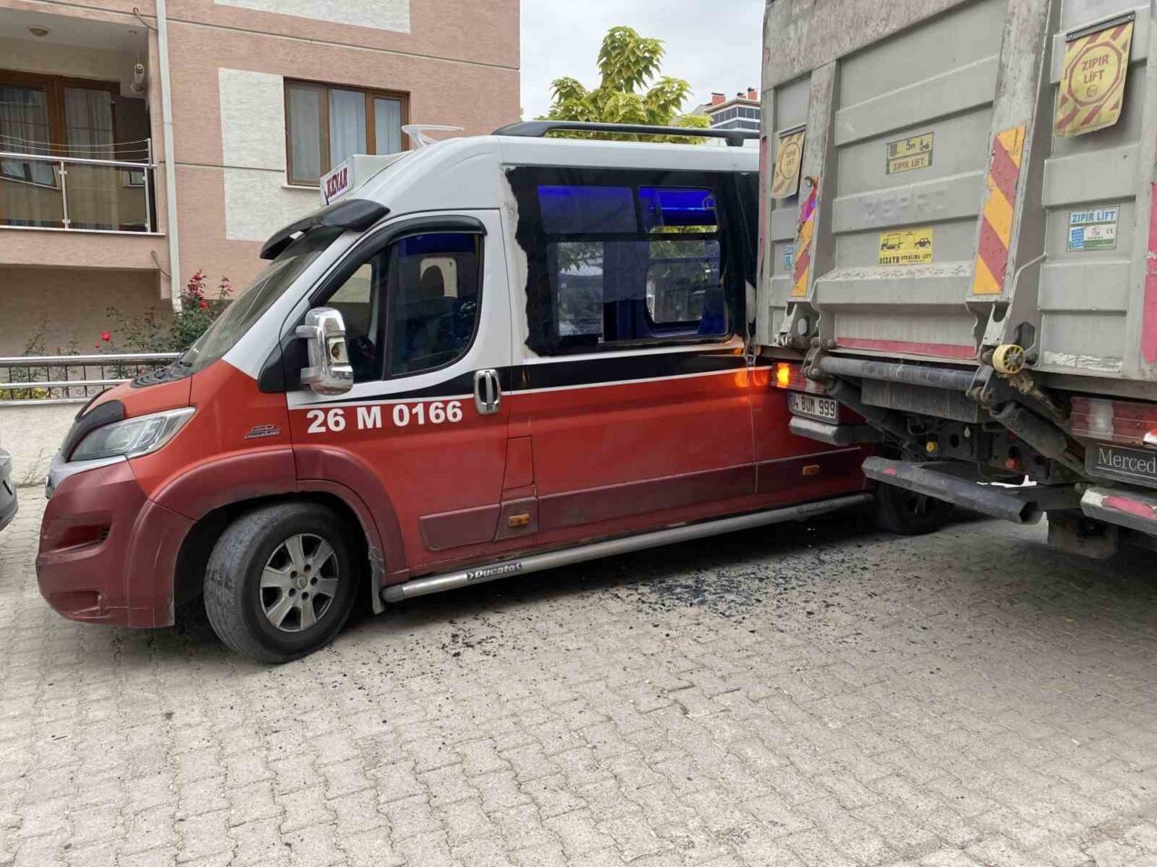 Eskişehir’de Tır ve Minibüsün Karıştığı Trafik Kazasında Maddi Hasar Meydana Geldi