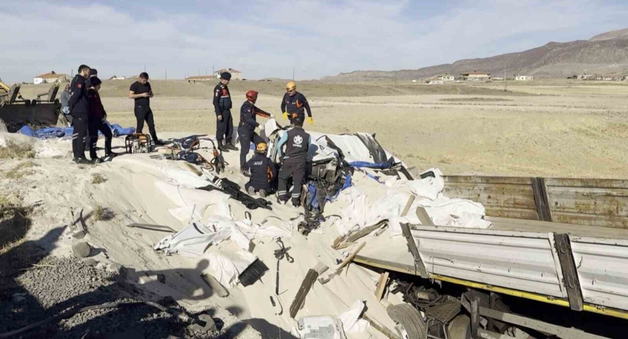 Aksaray'da direksiyon hakimiyetini kaybeden Furkan Altınsoy'un (24) kullandığı tır, şarampole