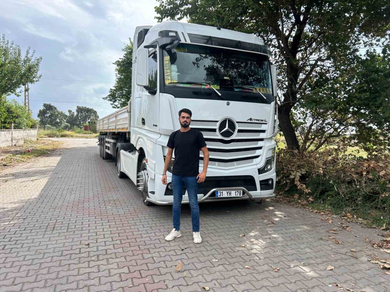 Hatay'da tır şoförü Caner Çevik, eşiyle ikinci çocuklarının cinsiyetini kutlamak