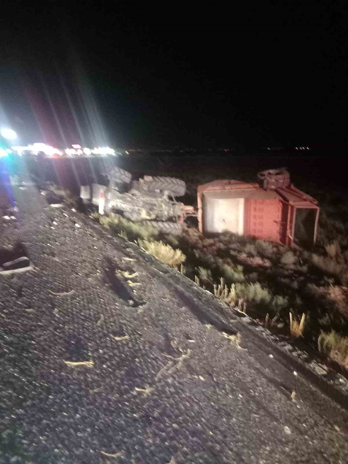 Konya'nın Karapınar ilçesinde Y.Y. yönetimindeki bir tır, S.G. idaresindeki traktöre